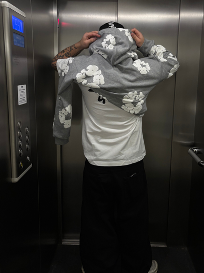 model iført denim tears hoodie