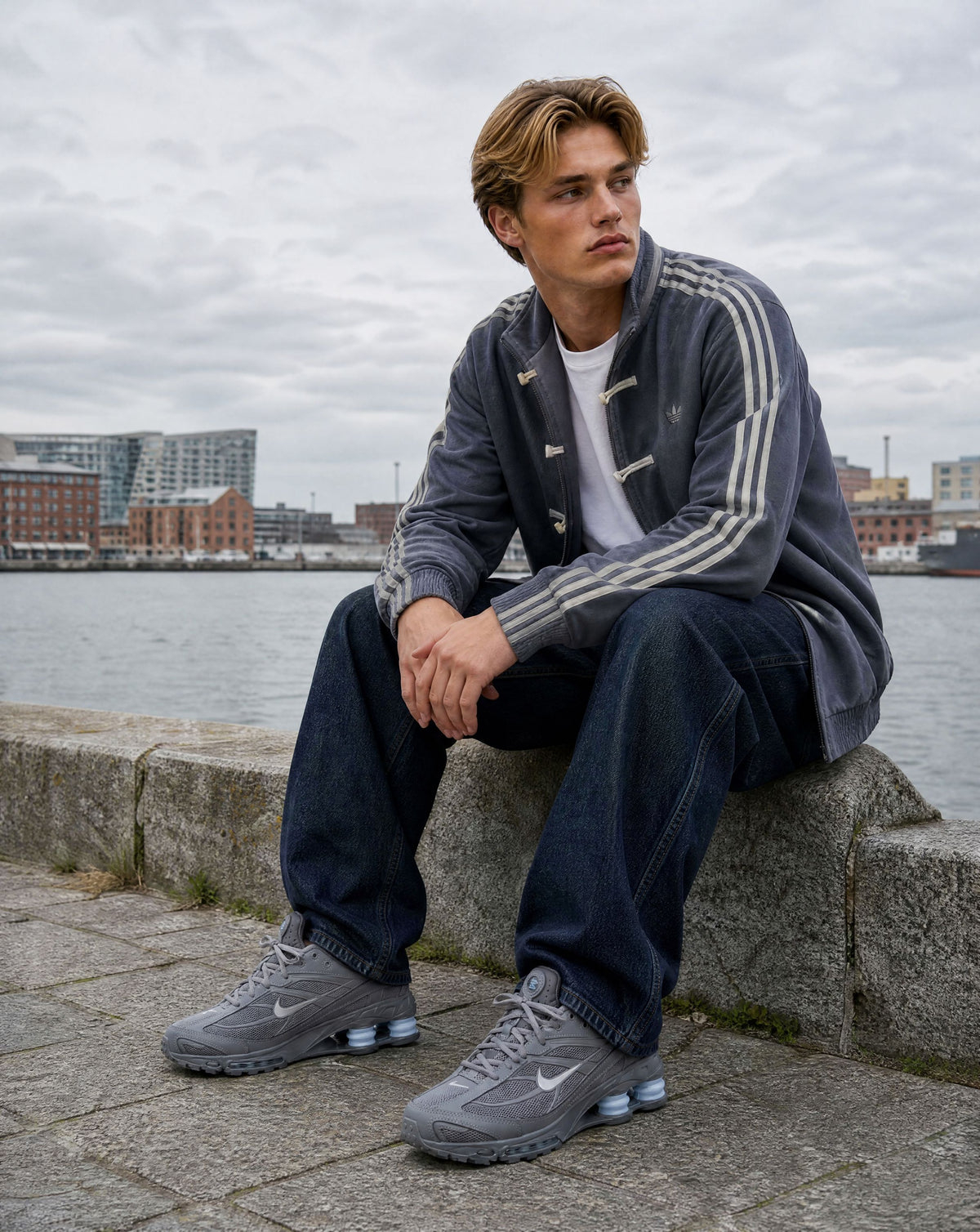 Nike Shox Ride 2 Cool Grey Celestine Blue - siddende ved havnen