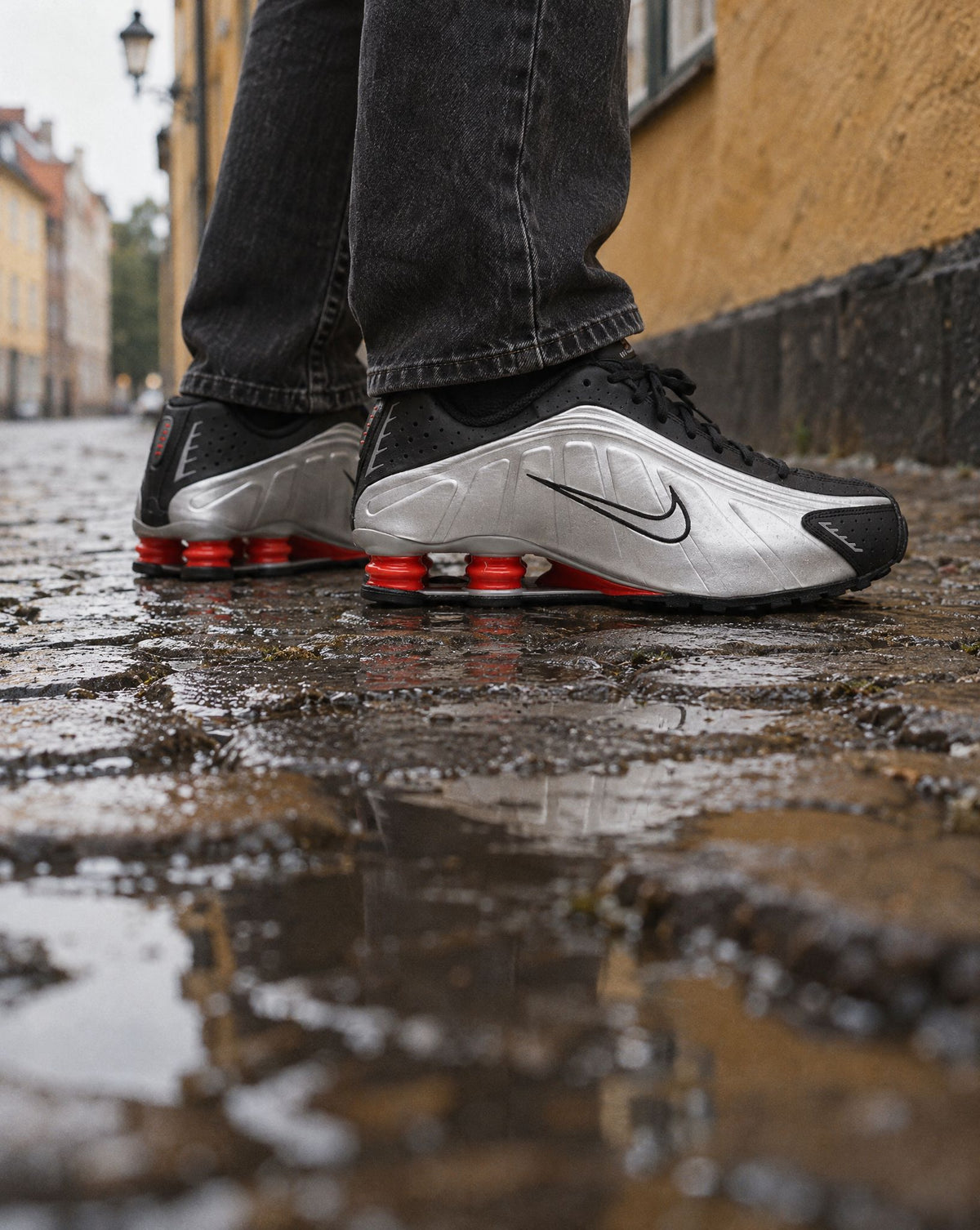 Nike Shox R4 Black Metallic Silver (2025) - on-foot
