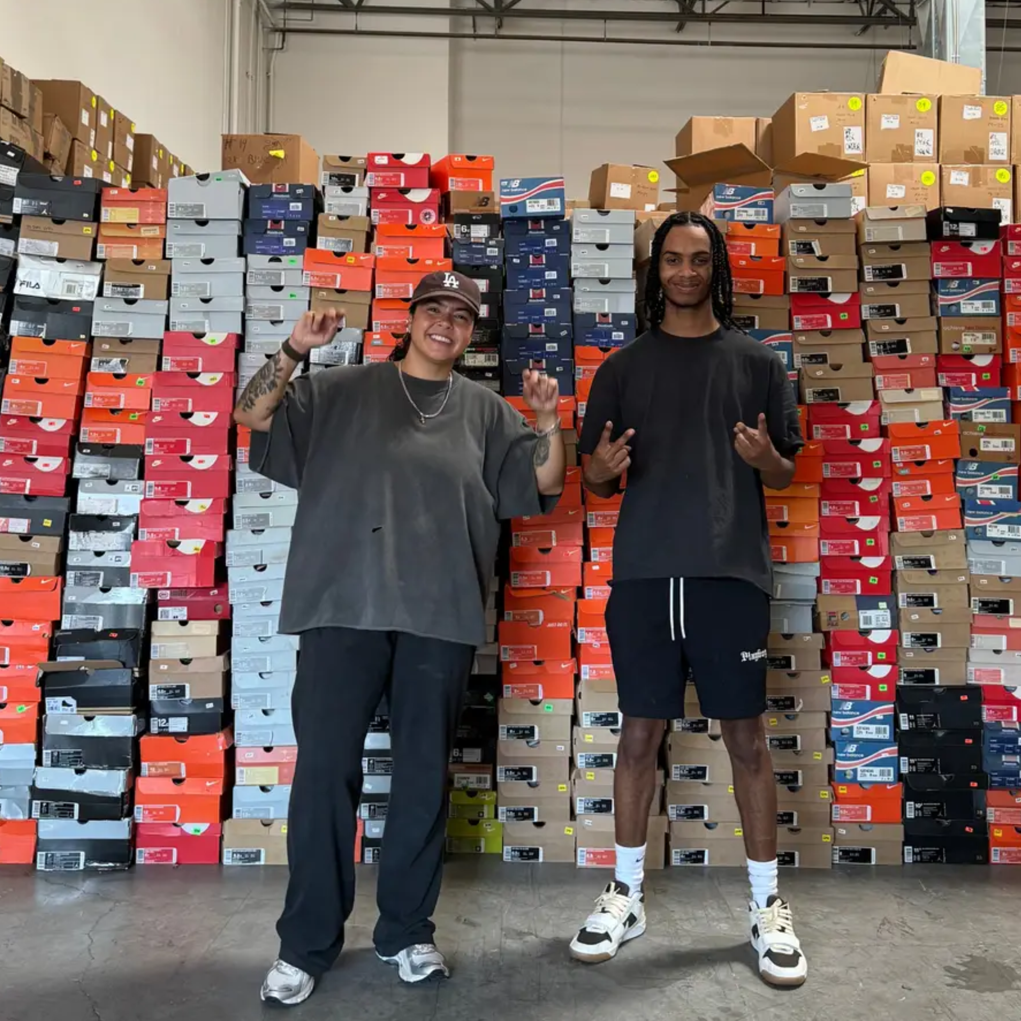 STREET BILL medarbejdere omgivet af hylder fyldt med sneakers og streetwear.