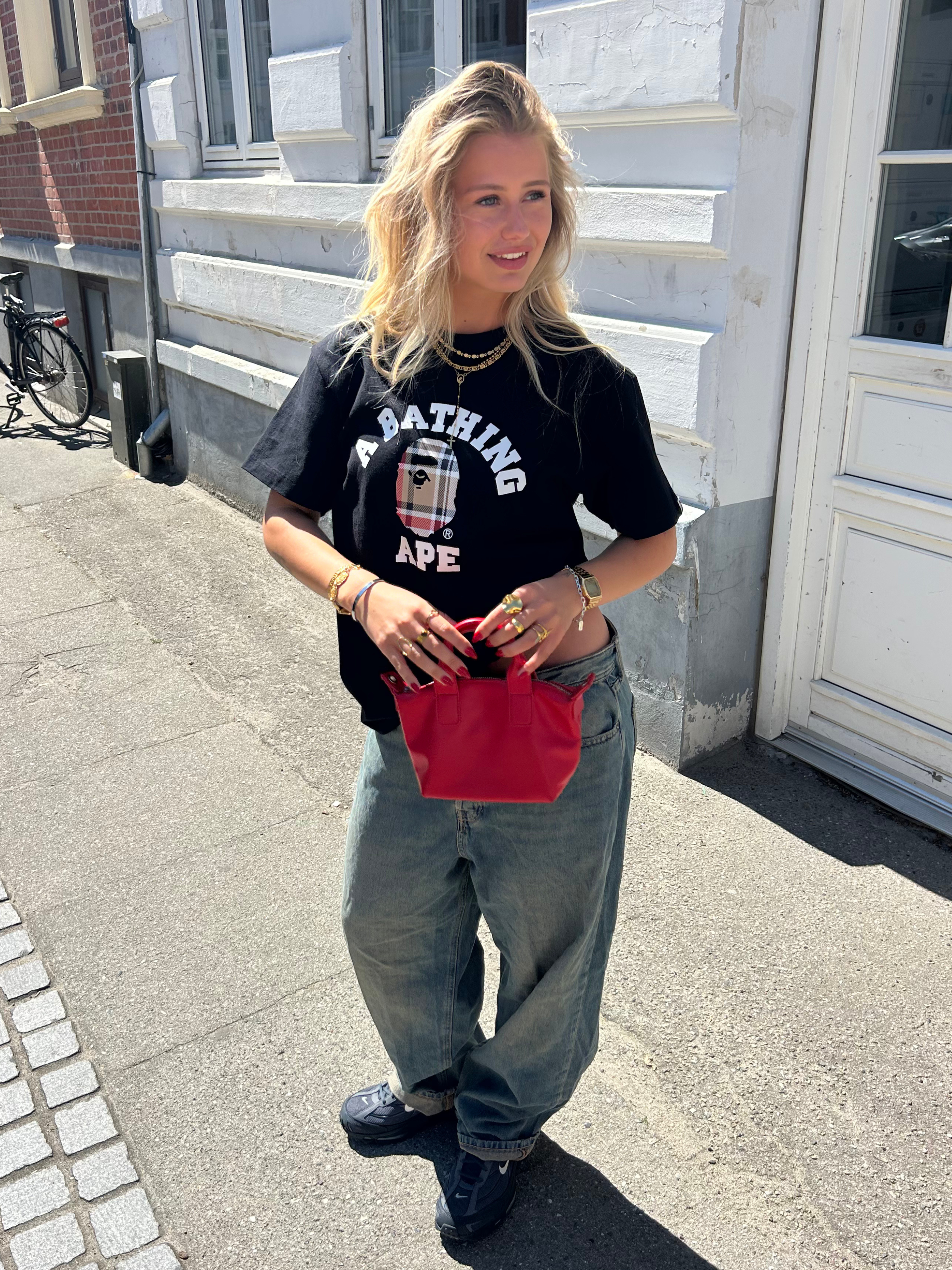 model iført bape t-shirt