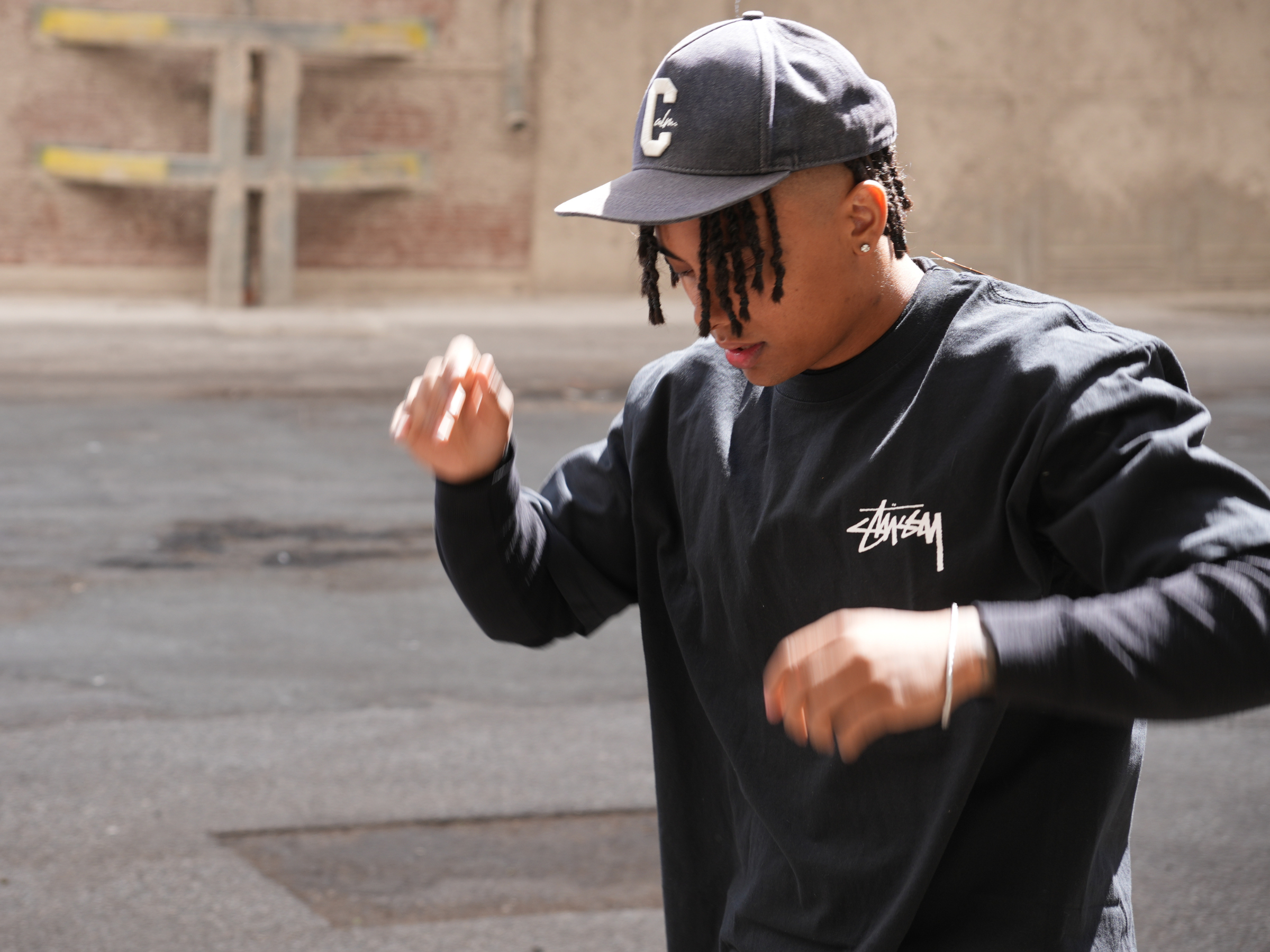 stüssy-t-shirt-båret-af-model-til-shoot