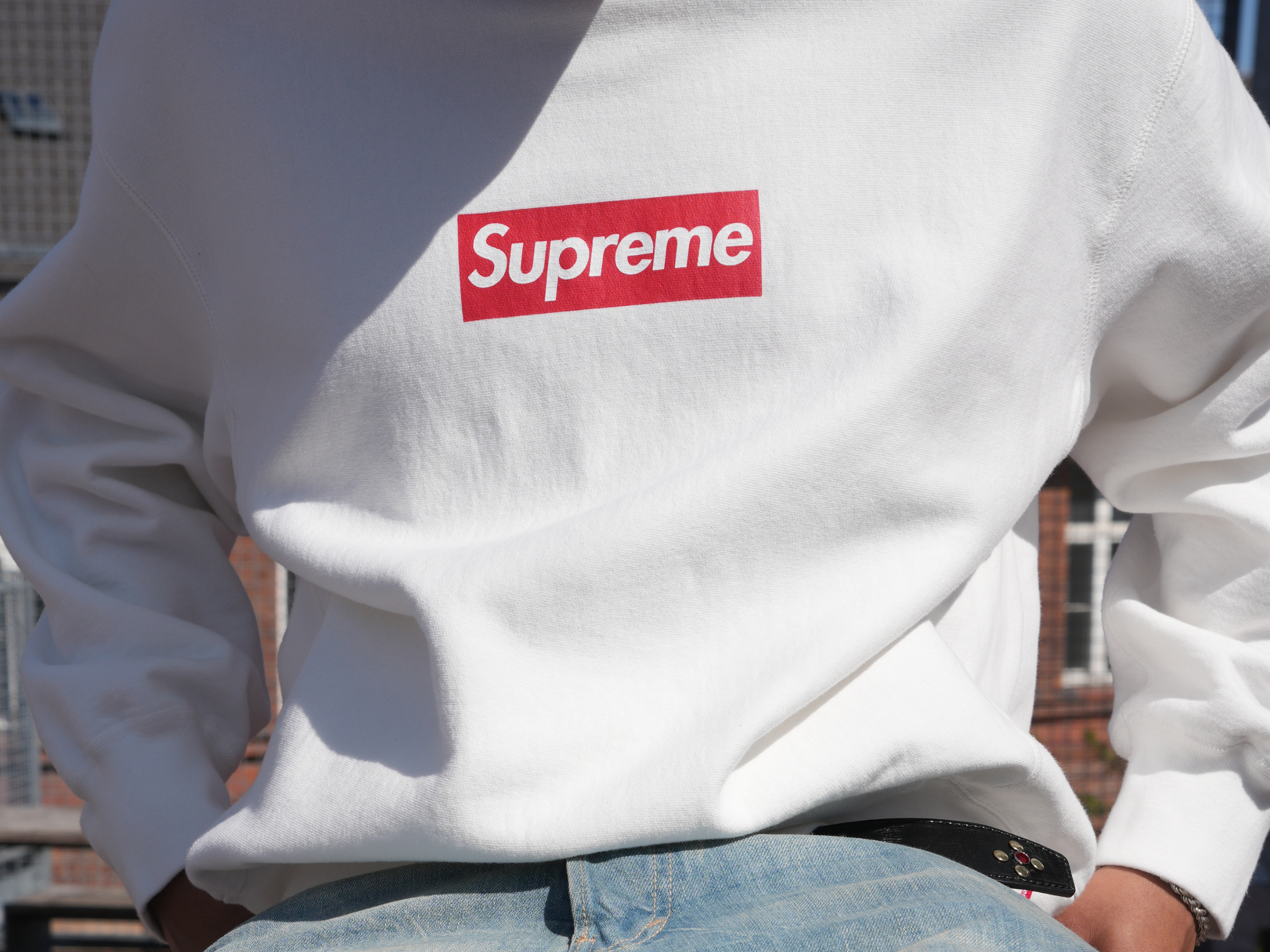 supreme-crewneck-båret-af-model-til-shoot