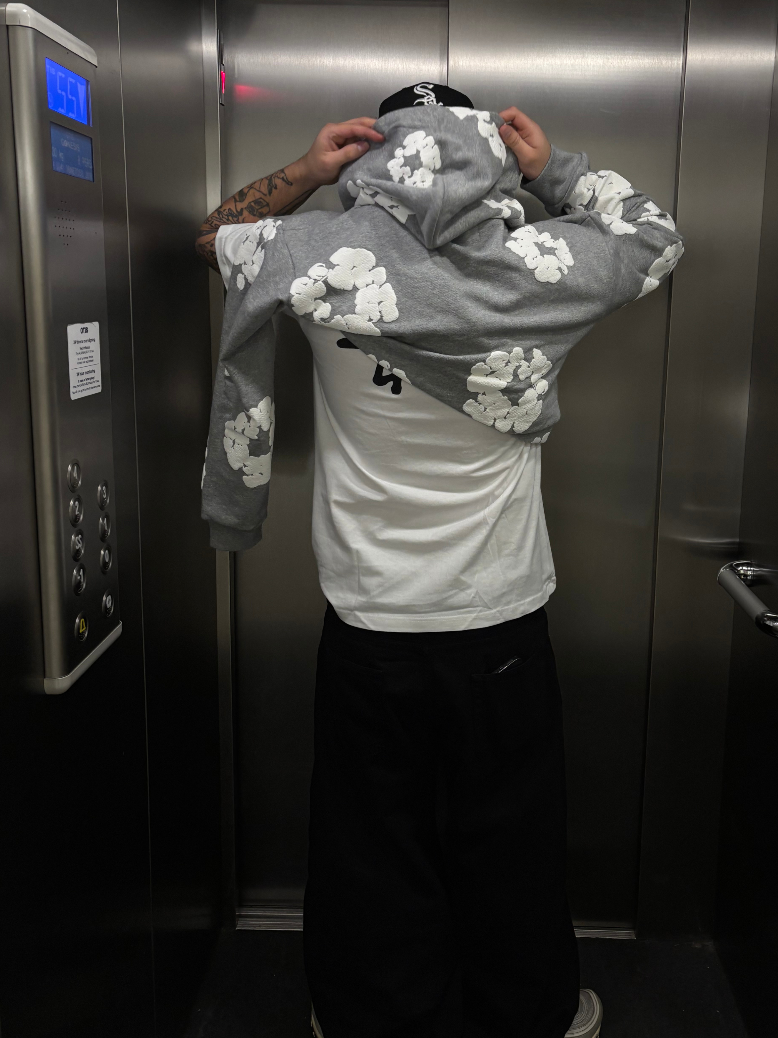 model iført denim tears hoodie