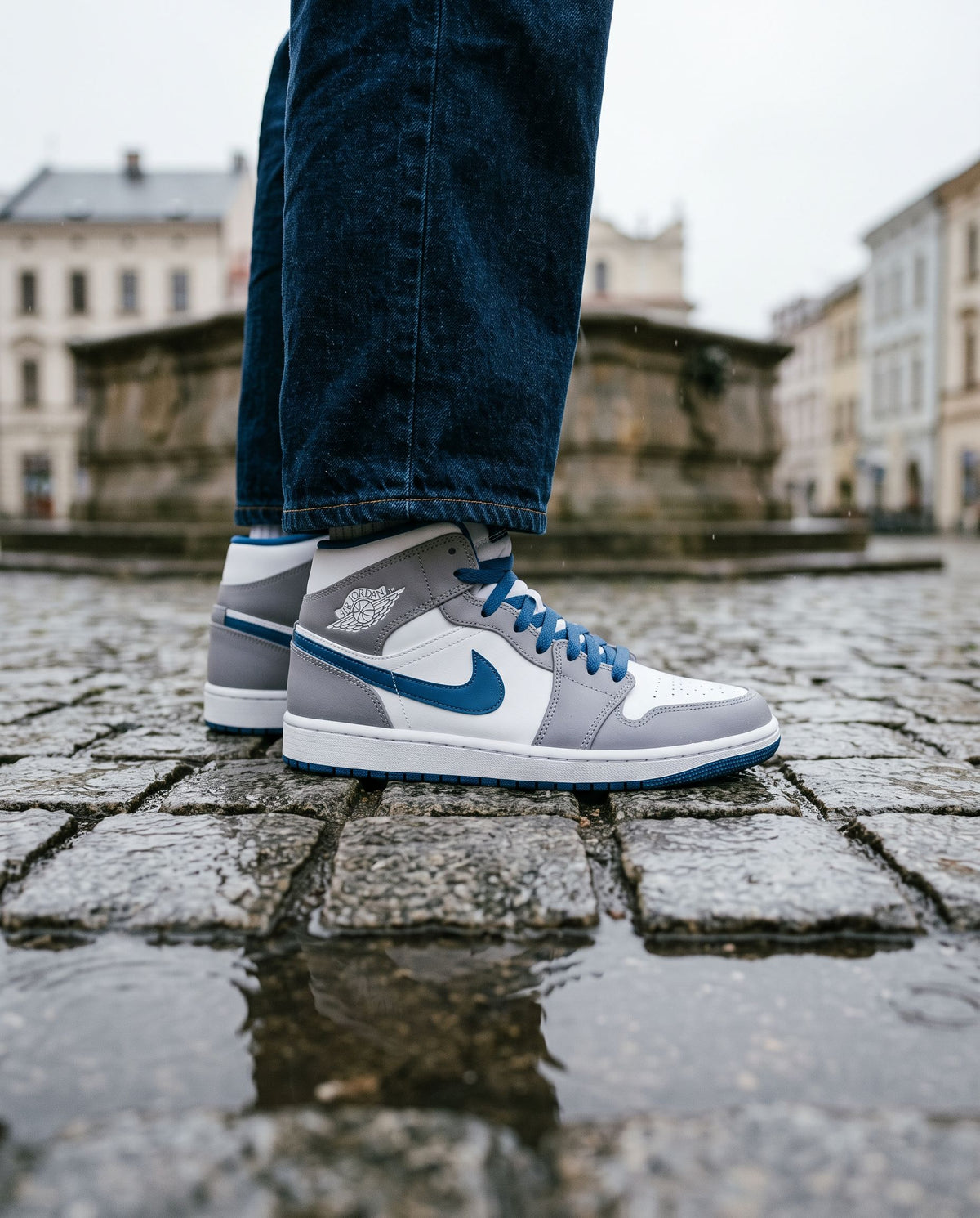 Jordan 1 Mid True Blue - on-foot